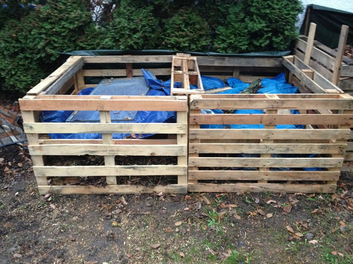 Pale wood for compost bays