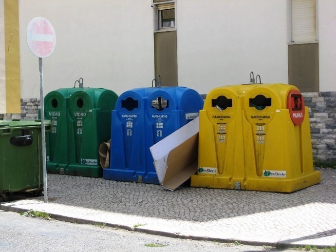 Recycling Post in Portugal: N Ricardo: CC 3.0